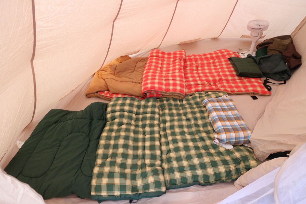 寝心地最優先の寝袋 小川テント フィールド・ドリームDX: 残念キャンプ 
